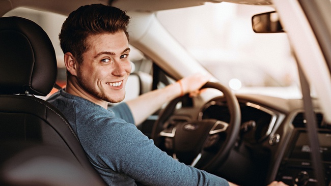 Glücklicher Autofahrer hinter dem Lenkrad © Mr. Music, stock.adobe.com