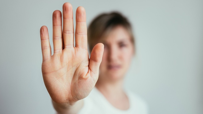 Frau zeigt Stop-Geste mit Hand &copy; Patrick Daxenbichler, stock.adobe.com