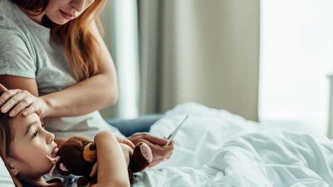 Mutter misst bei krankem Kind im Bett Fieber &copy; alfa27, stock.adobe.com