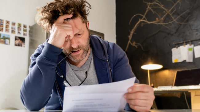 Mann erh&auml;lt seine K&uuml;ndigung &copy; patrickjohn71, stock.adobe.com