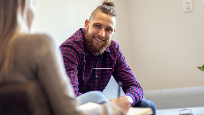 Junger Mann in einer Gespr&auml;chssituation &copy; Zoran Zeremski, stock.adobe.com