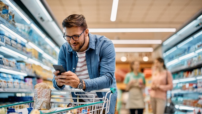 Mann im Supermarkt beim Einkaufen © Drazen, stock.adobe.com
