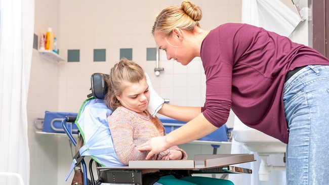 Mutter w&auml;scht Kind im Rollstuhl &copy; mjowra, stock.adobe.com